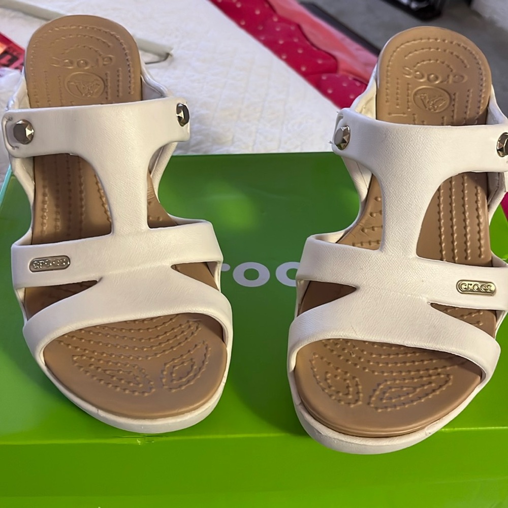 Playful cream CROC rubber heels